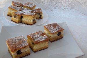 Desert prajitura turnata cu branza de vaci si cirese