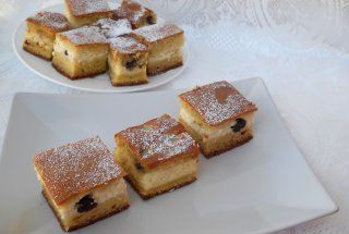 Desert prajitura turnata cu branza de vaci si cirese