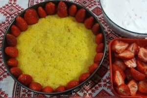 Desert tort cu frisca si capsuni
