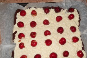 Desert prajitura cu cirese si branza de vaci
