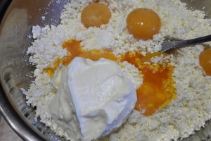 Budinca cu branza, spanac si rosii cherry