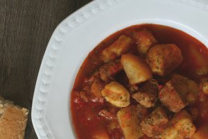 Gulas unguresc cu carne de porc
