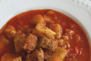 Gulas unguresc cu carne de porc