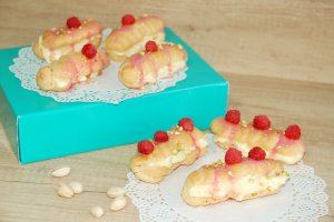Desert eclere cu crema de vanilie si glazura de zmeura