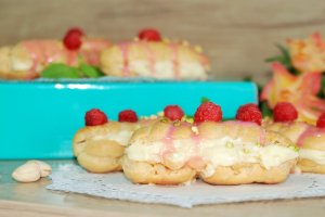Desert eclere cu crema de vanilie si glazura de zmeura