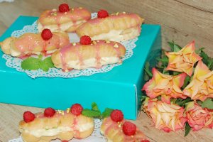 Desert eclere cu crema de vanilie si glazura de zmeura