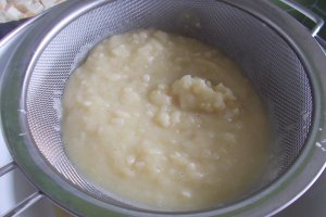 Supa-crema de cartofi si telina, cu crutoane