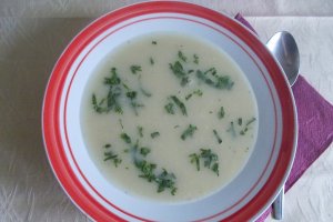 Supa-crema de cartofi si telina, cu crutoane