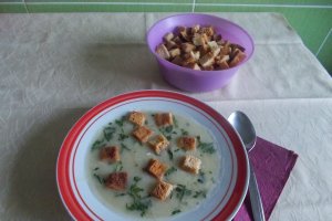 Supa-crema de cartofi si telina, cu crutoane