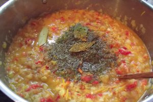 Zacusca de vara cu multe legume si ierburi aromate