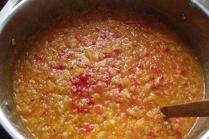 Zacusca de vara cu multe legume si ierburi aromate