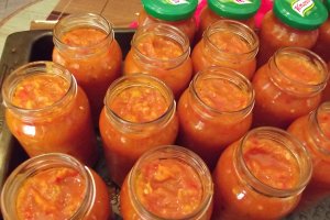 Zacusca de vara cu multe legume si ierburi aromate
