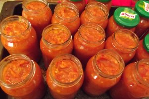 Zacusca de vara cu multe legume si ierburi aromate