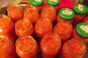 Zacusca de vara cu multe legume si ierburi aromate