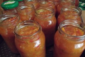 Zacusca de vara cu multe legume si ierburi aromate