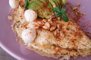 Omleta cu oregano, spanac, nuci si chili