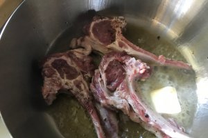 Cotlete de miel cu sos de cirese amare si cimbrisor