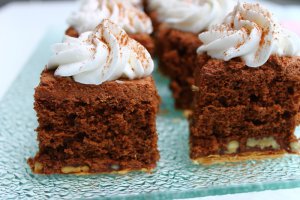 Desert prajitura cu crema de ciocolata si nuca prajita