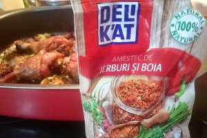 Pulpe de pui cu cartofi noi, ierburi si boia