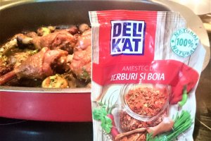 Pulpe de pui cu cartofi noi, ierburi si boia