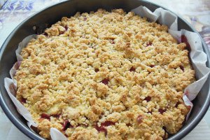 Desert tarta crumble cu mascarpone si capsuni