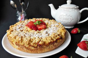 Desert tarta crumble cu mascarpone si capsuni