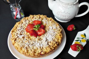 Desert tarta crumble cu mascarpone si capsuni