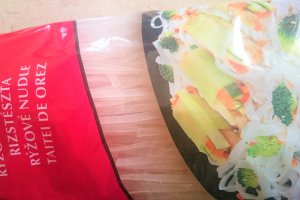 Creveti, surimi, mazare si taitei de orez