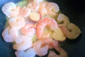 Creveti, surimi, mazare si taitei de orez