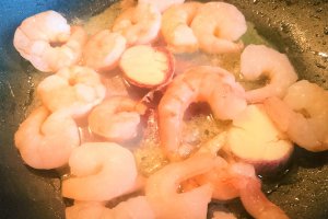 Creveti, surimi, mazare si taitei de orez