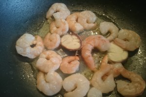 Creveti, surimi, mazare si taitei de orez