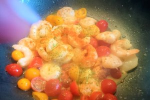 Creveti, surimi, mazare si taitei de orez