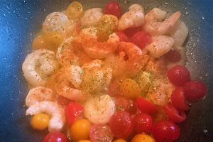 Creveti, surimi, mazare si taitei de orez