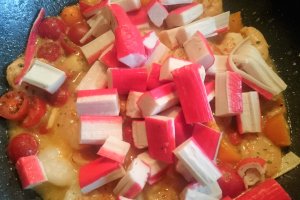 Creveti, surimi, mazare si taitei de orez