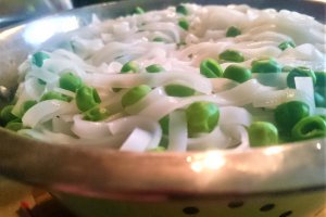 Creveti, surimi, mazare si taitei de orez