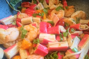 Creveti, surimi, mazare si taitei de orez