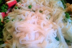 Creveti, surimi, mazare si taitei de orez