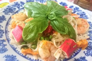 Creveti, surimi, mazare si taitei de orez