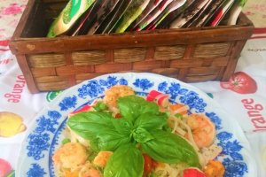 Creveti, surimi, mazare si taitei de orez