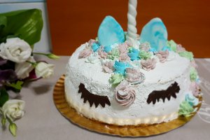 Desert tort Unicorn cu crema de zmeura si crema de ciocolata cu cirese