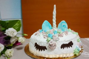 Desert tort Unicorn cu crema de zmeura si crema de ciocolata cu cirese