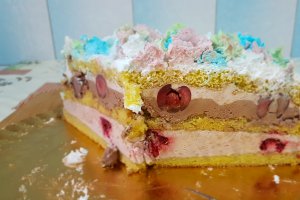 Desert tort Unicorn cu crema de zmeura si crema de ciocolata cu cirese