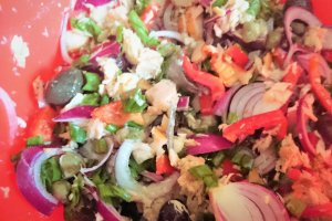 Salata de cartofi noi, cu somon afumat si ton