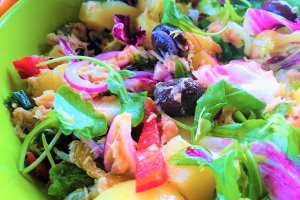 Salata de cartofi noi, cu somon afumat si ton