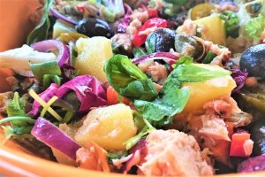 Salata de cartofi noi, cu somon afumat si ton