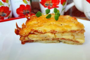 Aperitiv cartofi in straturi cu bacon si cascaval