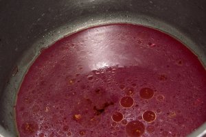 Pulpe de gasca cu piure, mere caramelizate si sos de zmeura