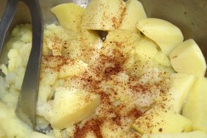 Pulpe de gasca cu piure, mere caramelizate si sos de zmeura