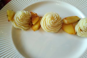 Pulpe de gasca cu piure, mere caramelizate si sos de zmeura