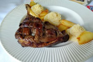 Pulpe de gasca cu piure, mere caramelizate si sos de zmeura